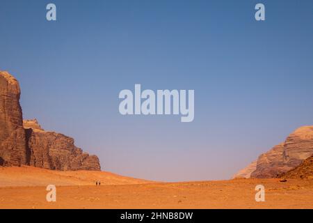 Zwei kleine Wanderer in der riesigen Wadi Rum Wüste, Jordanien Stockfoto