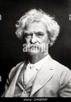 Mark Twain (1835-1910), der Vater der amerikanischen Literatur, zu dessen Werken die Abenteuer von Tom Sawyer und die Abenteuer von Huckleberry Finn gehören. Foto von A.F. Bradley wurde 1907 in New York aufgenommen. Stockfoto