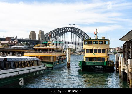 Die erste Flottenklasse Fähre Borrowdale und Rivercat Katamaran am Kai in Circular Key mit der Sydney Harbour Bridge im Hintergrund Stockfoto