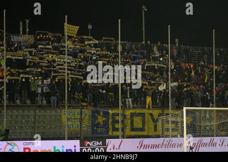 Cremona, Italien. 15th. Februar 2022. Fans von PARMA CALCIO während des Spiels der Serie B zwischen US Cremonese und Parma Calcio in Giovanni Zini am 15. Februar 2022 in Cremona, Italien. Kredit: Unabhängige Fotoagentur/Alamy Live Nachrichten Stockfoto