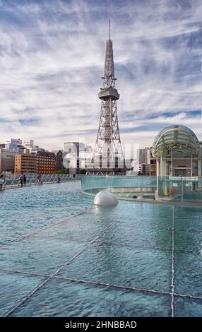 Nagoya, Japan – 20. Oktober 2019: Der Blick auf den Nagoya TV Tower, der über die Wasseroberfläche des Spaceship-Aqua Glasdachs von Oasis 21 three-dimensional par Stockfoto