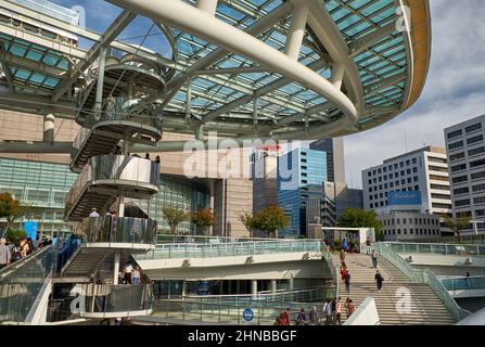 Nagoya, Japan – 20. Oktober 2019: Die modernen Passagen zwischen den Ebenen des dreidimensionalen Parks Oasis 21 unter Glasdach. Nagoya. Japan Stockfoto