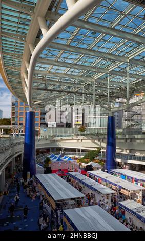 Nagoya, Japan – 20. Oktober 2019: Der Blick auf den modernen dreidimensionalen Park Oasis 21 mit dem öffentlichen Raum für verschiedene Veranstaltungen (Milchstraßeplatz) b Stockfoto