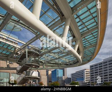 Nagoya, Japan – 20. Oktober 2019: Der Blick auf das Spaceship-Aqua Glasdach des mit Wasser gefüllten dreidimensionalen Parks Oasis 21. Nagoya. Japan Stockfoto