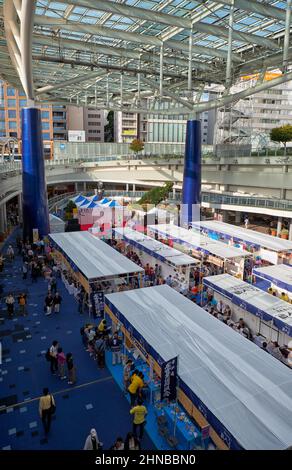 Nagoya, Japan – 20. Oktober 2019: Der Blick auf den modernen dreidimensionalen Park Oasis 21 mit dem öffentlichen Raum für verschiedene Veranstaltungen (Milchstraßeplatz) b Stockfoto