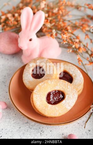 Teller mit leckeren Osterkeks in Form von Eiern auf hellem Hintergrund Stockfoto