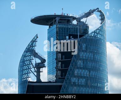 Nagoya, Japan – 22. Oktober 2019: Die Spitze mit Hubschrauberlandeplatz der Mode Gakuen Spiral Towers der berühmte verdrehte Wolkenkratzer, in dem sich Baum-Berufs-Gebäude befindet Stockfoto