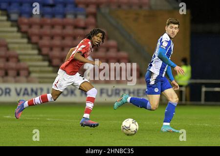 WIGAN, GROSSBRITANNIEN. FEB 15th Callum lang vom Wigan Athletic Football Club zwickt sich am Dienstag, den 15th. Februar 2022, mit Tariq Uwakwe vom Crewe Alexandra Football Club während des Spiels der Sky Bet League 1 zwischen Wigan Athletic und Crewe Alexandra im DW Stadium, Wigan. (Kredit: Eddie Garvey | MI News) Stockfoto