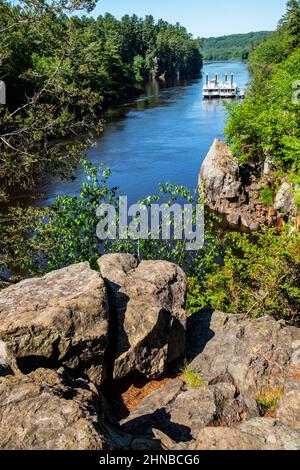 Taylors Falls Scenic Boat Tours; Taylors Falls Queen und Taylors Falls Princess dockten an den Dalles des St. Croix River, Interstate State Park. Stockfoto