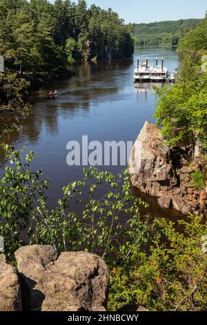 Fischerboot auf dem St. Croix River und Flussboote, Taylors Falls Queen und Princess am Dock im Dalles of the St. Croix am Interstate State Park. Stockfoto