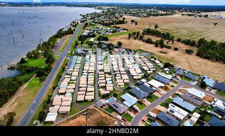 Luftaufnahme des Wohnwagenparks und der neuen Wohnanlage in Mulwala NSW Australien Stockfoto