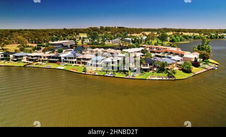 Mulwala, New South Wales Australien - 16. Dezember 2021: Luftaufnahme der Cypress Drive Häuser am Ufer des Lake Mulwala NSW Australia Stockfoto