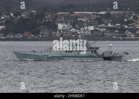 HMC Vigilant, ein Zollschneider aus dem Jahr 42m, der von der britischen Grenztruppe betrieben wird und an Gourock am Firth of Clyde vorbeiführt. Stockfoto