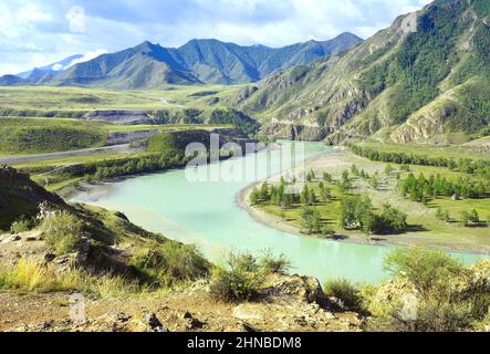 Smaragdwasser von Gebirgsflüssen zwischen felsigen Bergen unter blauem Himmel. Sibirien, Russland Stockfoto