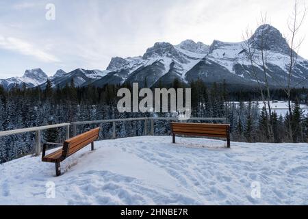 Rundleview Park Aussichtspunkt im Winter. Schneebedeckte Bergkette der kanadischen Rockies. Mount Lawrence Grassi Ha Ling Peak. Canmore, Alberta, Kanada. Stockfoto