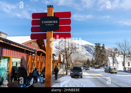 Canmore, Alberta, Kanada - Januar 19 2022 : Straßenansicht der Stadt Canmore im Winter. Stockfoto