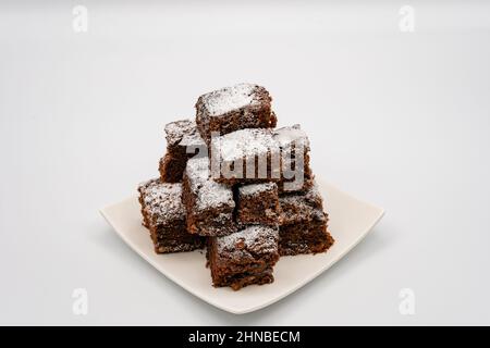 Brownies auf weißem Teller und weißem Hintergrund Stockfoto