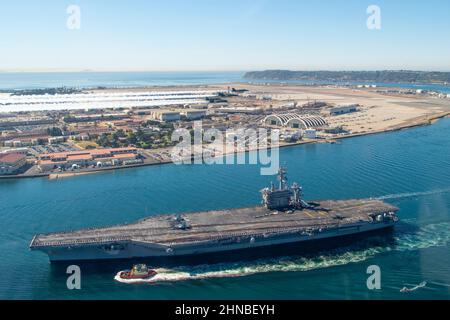 220214-N-YO638-1197 SAN DIEGO (FEB 14, 2022) das Demonstrationsgeschwader der US-Marine, die Blue Angels, fliegen in der Delta-Formation über den Flugzeugträger USS Carl Vinson (CVN 70), nachdem sie von einem achtmonatigen Einsatz zurückgekehrt sind. In diesem Jahr jährt sich der US-Marineflugzeugträger in der Marine zum hundertsten Mal, der in den letzten 100 Jahren viele Beiträge zur nationalen Sicherheit und zur Flotte geleistet hat. (USA Navy Foto von Mass Communication Specialist 2nd Class Cody Hendrix) Stockfoto