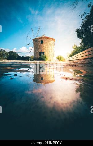 Nahaufnahme einer traditionellen Windmühle in Cape Skinari Stockfoto