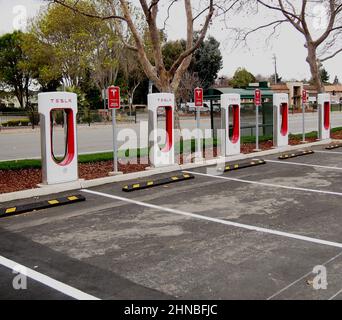 Tesla EV-Ladestation für Fahrzeuge auf einem Parkplatz in einem Einkaufszentrum in Union City, Kalifornien Stockfoto