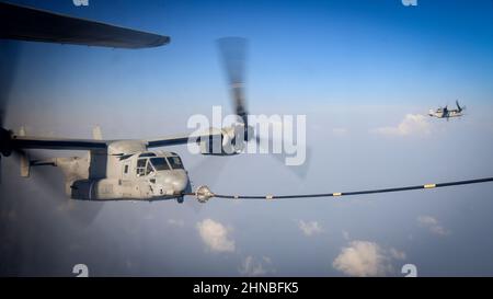 Ein US-amerikanischer KC-130J Super Hercules, der dem Marine Aerial Refueller Transport Squadron-352 zugewiesen wurde, betankt ein MV-22B Tiltrotor-Flugzeug, das dem Marine Medium Tiltrotor Squadron 161 (VMM-161) in der Nähe von Camp Lemonnier, Dschibuti, zugewiesen wurde, 8. Februar 2022. Sowohl die Tanken- als auch die Fischadler-Einheiten werden von der Marine Corps Air Station Miramar, Kalifornien, eingesetzt und unterstützen die kombinierte Joint Task Force – Horn von Afrika durch die Bereitstellung von Luftbetankungs-, Fallschirm- und Rettungskapazitäten für das Einsatzgebiet. (USA Luftwaffe Foto von Senior Airman Blake Wiles) Stockfoto