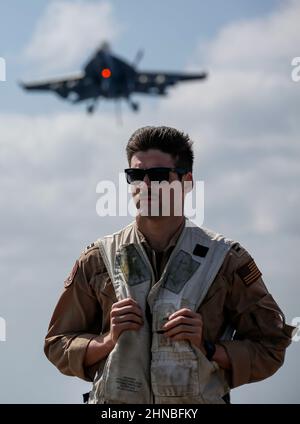 PHILIPPINISCHES MEER (Feb 15, 2022) US Navy LT. John Nyaradi, ein Landeanzeiger-Offizier, beobachtet mit dem Flugzeugträger USS Abraham Lincoln (CVN 72) der Nimitz-Klasse Flugoperationen zur Unterstützung der Jungle Warfare Exercise 22 (JWX 22) in Okinawa, Japan. JWX 22 ist eine groß angelegte Schulung vor Ort, die sich auf die Nutzung der integrierten Fähigkeiten gemeinsamer und verwandter Partner konzentriert, um das Bewusstsein, die Manöver und die Brände in einer verteilten maritimen Umgebung zu stärken. (USA Navy Foto von Mass Communication Specialist 3rd Klasse Michael Singley) Stockfoto