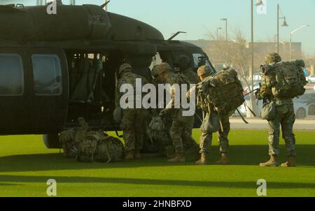 Soldaten, die Alpha Company, 1st Bataillon, 6th Infanterie-Regiment, 2nd Brigade Combat Team, 1st Panzerdivision, Bord eines UH-60 Blackhawk auf Fort Bliss’ Strike Field zugewiesen wurden, und transportierten sie zu einer Live-Feuer-Übung, 14. Februar 2022. Die Task Force bestand aus 205 Infanteriesoldaten in drei Kompanien, drei CH-47 Chinooks und fünf UH-60 Blackhawks, die zur Bekämpfung der Luftwaffenbrigade, 1st Armored Division, eingesetzt wurden. Diese Veranstaltung war die kulminierende Mission für die CAB-Feldtrainingsübung. (USA Armeefoto von Sgt. David Cordova, 24th Theater Public Affairs Support Element) Stockfoto