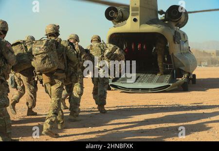 Soldaten, die der Bravo Company, dem 1st Bataillon, dem 6th Infanterie-Regiment, dem 2nd Brigade Combat Team, der 1st Armored Division, zugewiesen wurden, beginnen auf dem Schlagfeld von Fort Bliss an Bord eines CH-47 Chinook zu gehen und sie zu einer Live-Feuerübung zu transportieren. Die Task Force bestand aus 205 Infanteriesoldaten in drei Kompanien, drei CH-47 Chinooks und fünf UH-60 Blackhawks, die zur Bekämpfung der Luftwaffenbrigade, 1st Armored Division, eingesetzt wurden. Diese Veranstaltung war die kulminierende Mission für die CAB-Feldtrainingsübung. (USA Armeefoto von Sgt. David Cordova, 24th Theater Public Affairs Support Element) Stockfoto