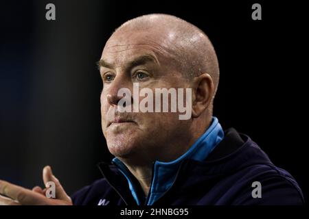 LONDON, GROSSBRITANNIEN. FEB 15th Mark Warburton Manager der Queens Park Rangers während des Sky Bet Championship-Spiels zwischen Millwall und Queens Park Rangers im The Den, London am Dienstag, 15th. Februar 2022. (Kredit: Tom West | MI News) Kredit: MI Nachrichten & Sport /Alamy Live News Stockfoto