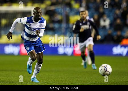 LONDON, GROSSBRITANNIEN. FEB 15th Albert Adomah von Queens Park Rangers mit dem Ball während des Sky Bet Championship-Spiels zwischen Millwall und Queens Park Rangers im The Den, London am Dienstag, 15th. Februar 2022. (Kredit: Tom West | MI News) Kredit: MI Nachrichten & Sport /Alamy Live News Stockfoto