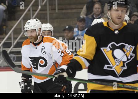 Pittsburgh, Usa. 15th. Februar 2022. Ein Pittsburgh Penguins Spieler reagiert als Philadelphia Flyers Center Claude Giroux (28) feiert sein Ziel während der ersten Periode in der PPG Paints Arena in Pittsburgh am Dienstag, 15. Februar 2022. Foto von Archie Corper/UPI Credit: UPI/Alamy Live News Stockfoto