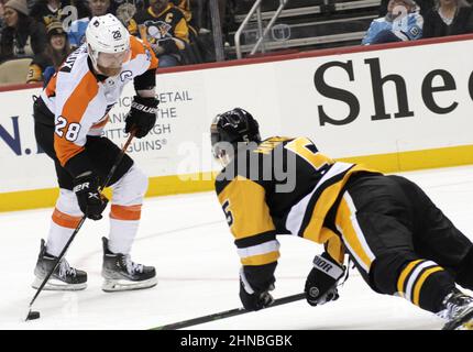 Pittsburgh, Usa. 15th. Februar 2022. Philadelphia Flyers Center Claude Giroux (28) schoss und Partituren passieren einen tauchenden Pittsburgh Penguins Verteidiger Mike Matheson (5) während der ersten Periode in der PPG Paints Arena in Pittsburgh am Dienstag, 15. Februar 2022. Foto von Archie Corper/UPI Credit: UPI/Alamy Live News Stockfoto