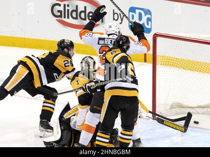 Pittsburgh, Usa. 15th. Februar 2022. Pittsburgh Penguins Verteidiger Marcus Pettersson (28) versucht, den Puck von Philadelphia Flyers Verteidiger Justin Braun (61) Schuss von Scoring während der zweiten Periode bei PPG Paints Arena in Pittsburgh am Dienstag, 15. Februar 2022 zu halten. Foto von Archie Corper/UPI Credit: UPI/Alamy Live News Stockfoto