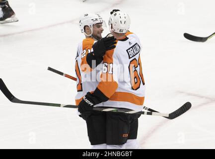 Pittsburgh, Usa. 15th. Februar 2022. Philadelphia Flyers Verteidiger Justin Braun (61) feiert sein Ziel mit Philadelphia Flyers Center Scott Laughton (21) während der zweiten Periode bei PPG Paints Arena in Pittsburgh am Dienstag, 15. Februar 2022. Foto von Archie Corper/UPI Credit: UPI/Alamy Live News Stockfoto