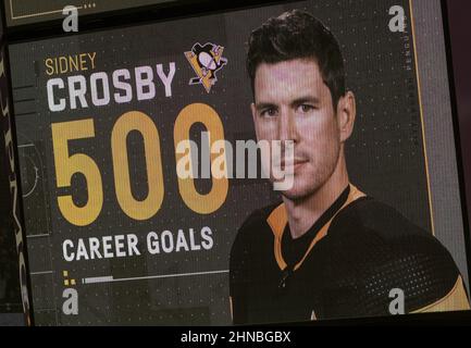 Pittsburgh, Usa. 15th. Februar 2022. Die Anzeigetafel kongradiiert Pittsburgh Penguins Zentrum Sidney Crosby (87) während des Spiels mit den Philadelphia Flyers in der PPG Paints Arena in Pittsburgh am Dienstag, 15. Februar 2022. Foto von Archie Corper/UPI Credit: UPI/Alamy Live News Stockfoto