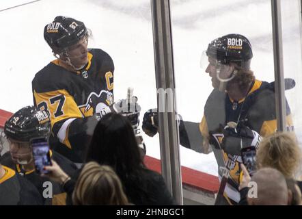 Pittsburgh, Usa. 15th. Februar 2022. Pittsburgh Penguins Verteidiger Kris Letang (58) kongraduliert Pittsburgh Penguins Zentrum Sidney Crosby (87) am Ende der ersten Periode auf sein 500th Tor während des Spiels mit den Philadelphia Flyers in der PPG Paints Arena in Pittsburgh am Dienstag, 15. Februar 2022. Foto von Archie Corper/UPI Credit: UPI/Alamy Live News Stockfoto