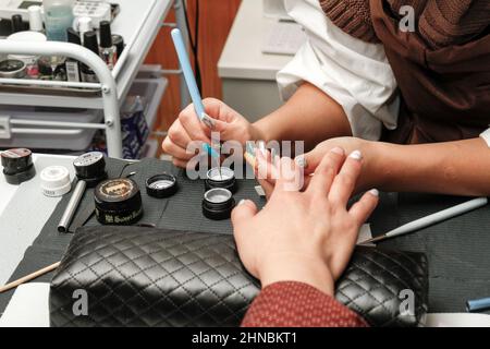 nagano, japan, 2022/12/02 , Nail Art ist eine kreative Möglichkeit, Nägel zu malen, zu dekorieren, zu verbessern und zu verschönern. Es handelt sich um eine Art von Bildmaterial, das auf f ausgeführt werden kann Stockfoto