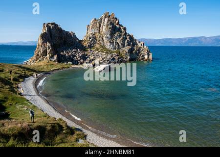 Shamanka Rock am Baikalsee bei Khuzhir Dorf auf Olchon Insel im September, Sibirien, Russland. Der Baikalsee ist der tiefste Süßwassersee in der Region Stockfoto