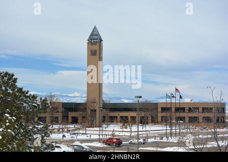 WESTMINSTER, CO, USA - 12. Februar 2022: Westminster, Colorado City Hall an einem schneebedeckten Tag. Stockfoto
