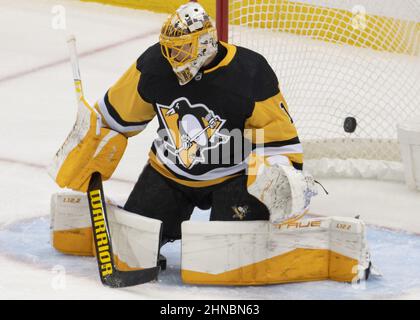 Pittsburgh, Usa. 15th. Februar 2022. Philadelphia Flyers Verteidiger Nick Seeler (24) schoss Punkte gegen Pittsburgh Penguins Torhüter Casey DeSmith (1) während der zweiten Periode in der PPG Paints Arena in Pittsburgh am Dienstag, 15. Februar 2022. Foto von Archie Corper/UPI Credit: UPI/Alamy Live News Stockfoto