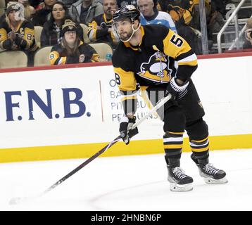 Pittsburgh, Usa. 15th. Februar 2022. Pittsburgh Penguins Verteidiger Kris Letang (58) punktet das Spiel Siegtreffer in Überstunden bei PPG Paints Arena geben die Stifte die 5-4 Sieg gegen die Philadelphia Flyers in Pittsburgh am Dienstag, 15. Februar 2022. Foto von Archie Corper/UPI Credit: UPI/Alamy Live News Stockfoto