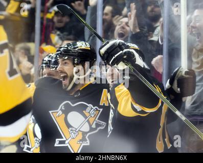 Pittsburgh, Usa. 15th. Februar 2022. Pittsburgh Penguins Center Sidney Crosby (87) schließt sich an der Feier der Pittsburgh Penguins Verteidiger Kris Letang (58) Spiel Siegtreffer in Überstunden in der PPG Paints Arena in Pittsburgh am Dienstag, 15. Februar 2022. Foto von Archie Corper/UPI Credit: UPI/Alamy Live News Stockfoto