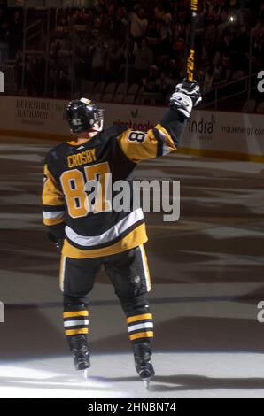 Pittsburgh, Usa. 15th. Februar 2022. Pittsburgh Penguins Center Sidney Crosby (87) Wellen an die Fans nach dem 5-4 Überstunden Sieg in der PPG Paints Arena gegen die Philadelphia Flyers in Pittsburgh am Dienstag, 15. Februar 2022. In der ersten Spielperiode erzielte das Pittsburgh Penguins Center Sidney Crosby (87) sein 500th-Tor. Foto von Archie Corper/UPI Credit: UPI/Alamy Live News Stockfoto