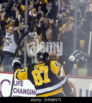 Pittsburgh, Usa. 15th. Februar 2022. Pittsburgh Penguins Center Sidney Crosby (87) schließt sich an der Feier der Pittsburgh Penguins Verteidiger Kris Letang (58) Spiel Siegtreffer in Überstunden in der PPG Paints Arena in Pittsburgh am Dienstag, 15. Februar 2022. Foto von Archie Corper/UPI Credit: UPI/Alamy Live News Stockfoto