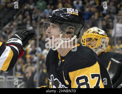 Pittsburgh, Usa. 15th. Februar 2022. Pittsburgh Penguins Center Sidney Crosby (87) schließt sich an der Feier der 5-4 Überstunden Sieg gegen die Philadelphia Flyers in der PPG Paints Arena in Pittsburgh am Dienstag, 15. Februar 2022. Foto von Archie Corper/UPI Credit: UPI/Alamy Live News Stockfoto