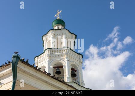 Unterseite der orthodoxen christlichen Kirche mit goldenem christus und Tauben auf dem Dach auf bewölktem Himmel Hintergrund Stockfoto