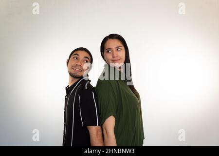 Junge hispanische heterosexuelle Paare glücklich und lächelnd auf weißem Hintergrund Stockfoto