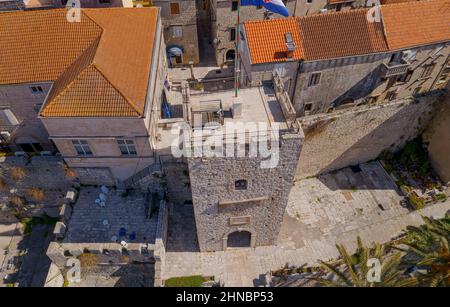 Luftaufnahme des alten mittelalterlichen Turms der Stadt Korcula Stockfoto