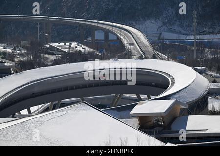 Yanqing, China. 16th. Februar 2022. Olympische Spiele, Bobsport, vier-Mann-Bob, Männer, Training, Im National Sliding Center, Überblick über die Bobbahn. Kredit: Robert Michael/dpa/Alamy Live Nachrichten Stockfoto