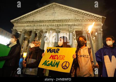 Rom, Italien. 15th. Februar 2022. Flashmob '#nowar' mit Fackelzug vor dem Pantheon in Rom für den Frieden in der Ukraine (Foto: Matteo Nardone/Pacific Press) Quelle: Pacific Press Media Production Corp./Alamy Live News Stockfoto